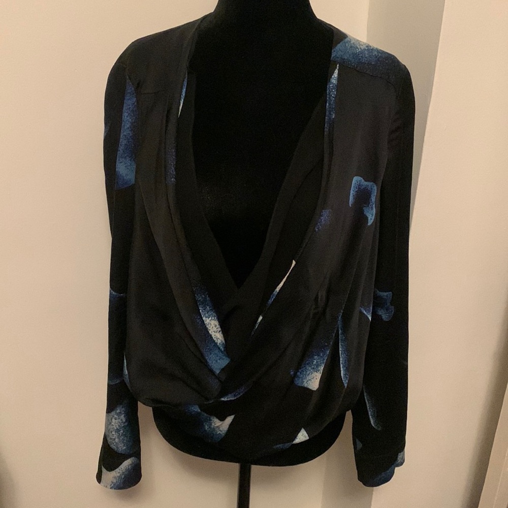 DIANE VON FURSTANBERG Black & Blue Silk Flower Plunging Blouse